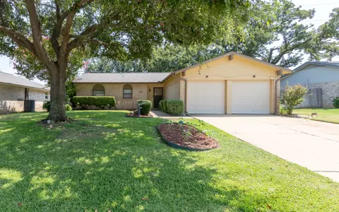 812 Springdale Rd, Bedford, TX 76021