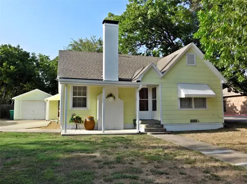 216 W College St, Denton, TX 76201