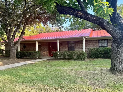 1912 Maplewood Ct, Gainesville, TX 76240