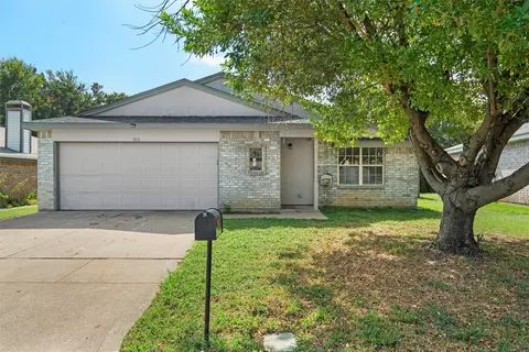 904 Blue Jay Dr, Mansfield, TX 76063