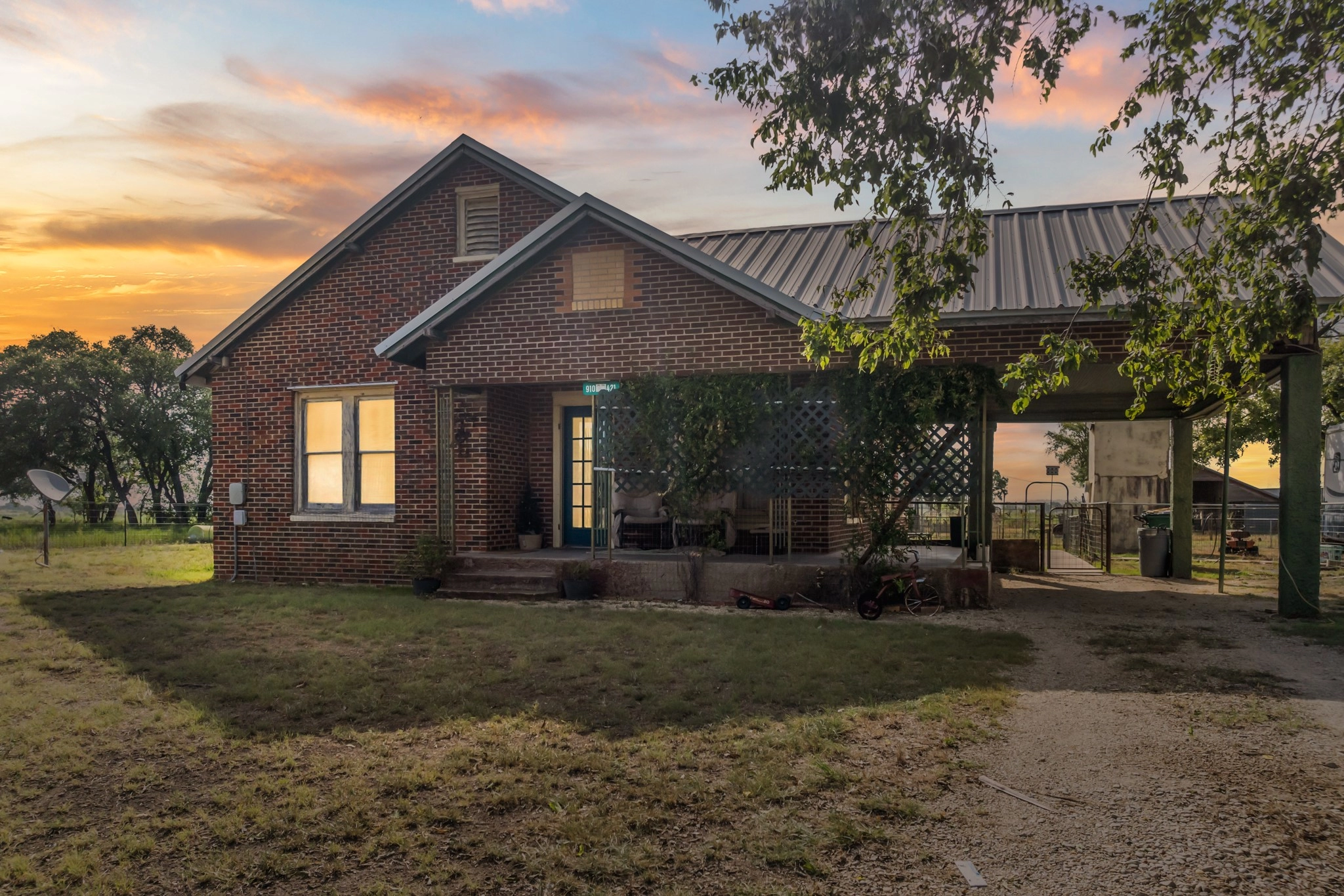 910 County Rd 421  