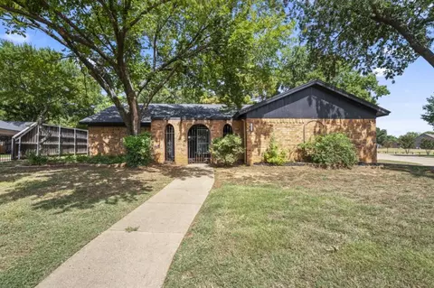 1015 Walnut Pl, Mansfield, TX 76063