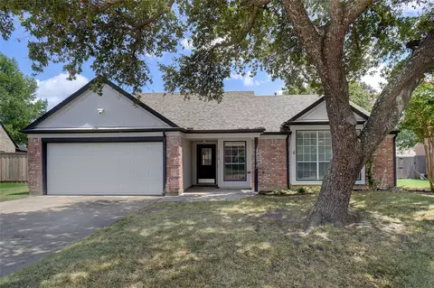 8018 Yacht Club Dr, Rowlett, TX 75089
