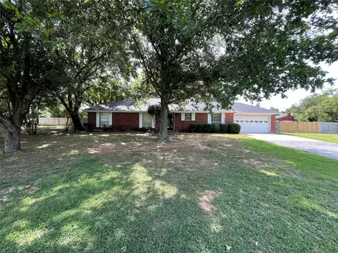 2405 Brownstone Dr, Burleson, TX 76028