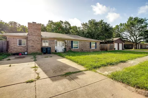 112 Roundtree Dr, Crowley, TX 76036