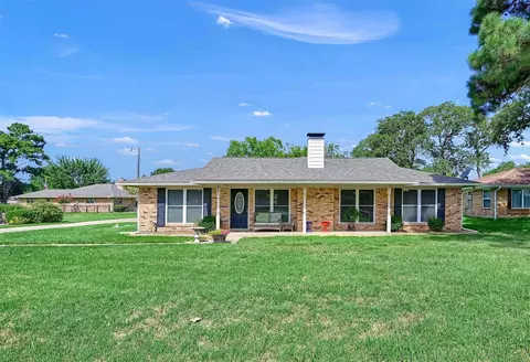 800 Kiowa Dr W, Lake Kiowa, TX 76240