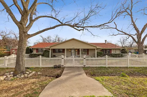 702 Peach St #2, Sanger, TX 76266