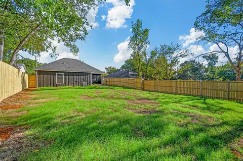 728 E Walker St, Denison, TX 75021 photo 2