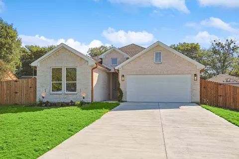 104 Creekview Dr W, Red Oak, TX 75154