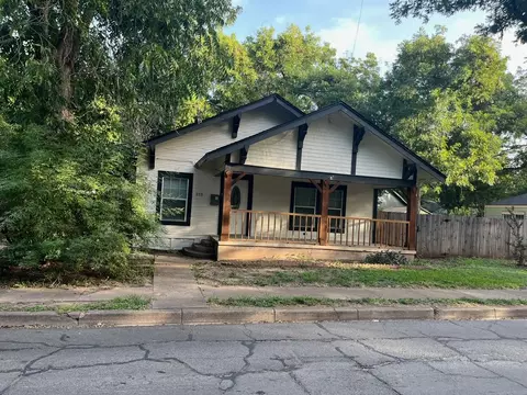 213 W Willingham St, Cleburne, TX 76033