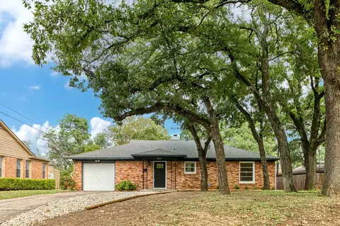 2201 Green Hill Cir, Fort Worth, TX 76112