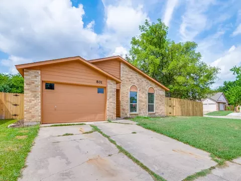 801 Sandalwood Ln, Arlington, TX 76017