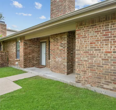 1006 Riverchase St, Benbrook, TX 76126