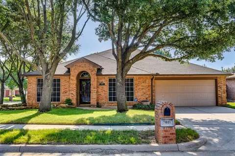 7011 Park Green Dr, Arlington, TX 76001
