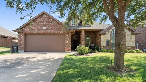 10037 Red Bluff Ln, Fort Worth, TX 76177