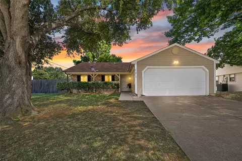 101 Clove Ln, Euless, TX 76039
