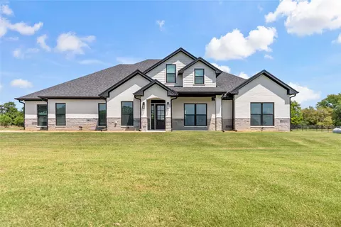 1226 Farm Road 196 N, Blossom, TX 75416