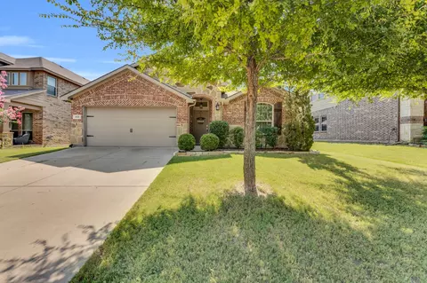 808 Silverthorne Dr, Burleson, TX 76028