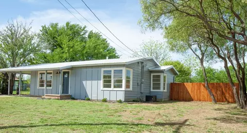 227 E College St, Jacksboro, TX 76458