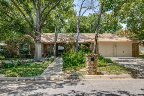 2704 English Chase Ct, Arlington, TX 76016