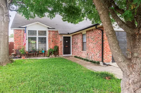2418 Busch Dr, Arlington, TX 76014
