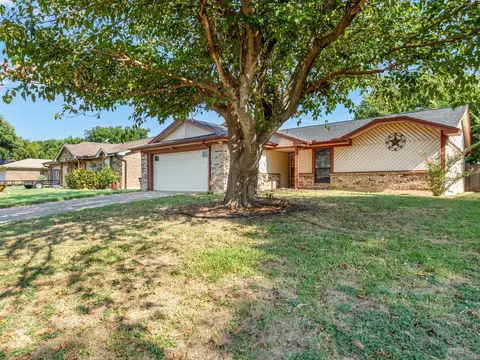 1824 Wurzburg Dr, Fort Worth, TX 76134