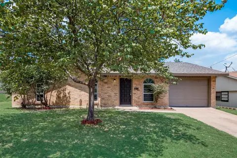 1230 La Fiesta Dr, Grand Prairie, TX 75052