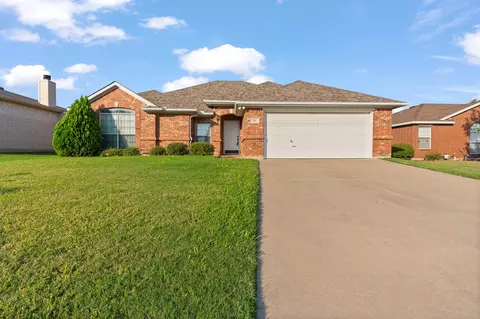 621 Creekview Dr, Burleson, TX 76028