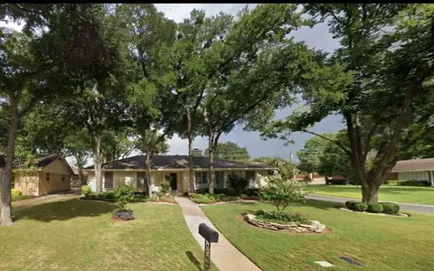 2001 Botts Dr, Arlington, TX 76012