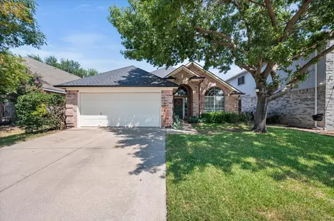 6800 Braeview Dr, Fort Worth, TX 76137