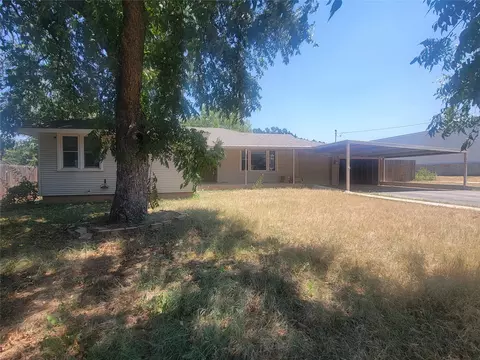 313 N Victory St, Graham, TX 76450