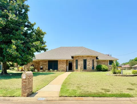 935 Bunker St, Paris, TX 75460