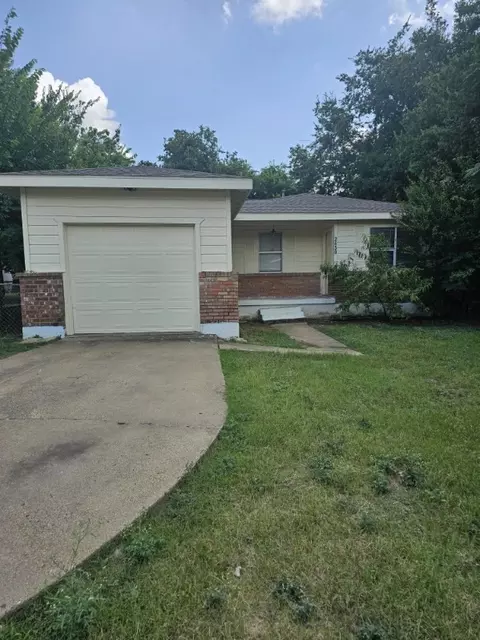 2450 Glenfield Ave, Dallas, TX 75233