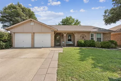 6432 Loma Vista Dr, Watauga, TX 76148