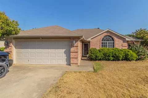 1136 Roundrock Dr, Saginaw, TX 76179