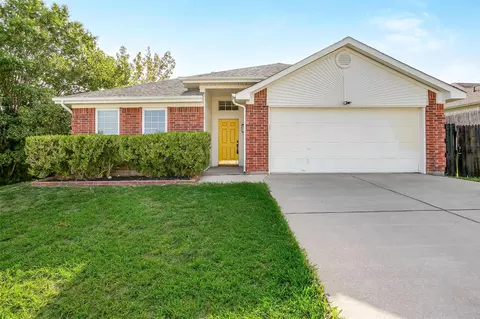 6107 Twin Maple Dr, Arlington, TX 76018