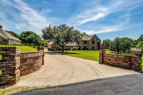 2816 Bent Oaks Dr, Burleson, TX 76028