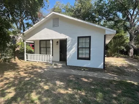 611 E Willingham St, Cleburne, TX 76031