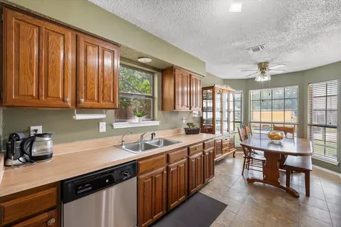 5303 Livermore Dr, Arlington, TX 76017