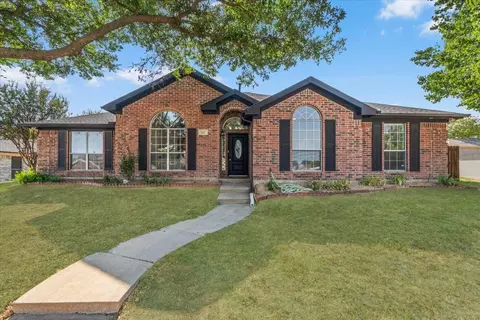 302 Fall Cedar Dr, Fort Worth, TX 76108