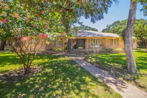 1709 Westminster Dr, Grand Prairie, TX 75050