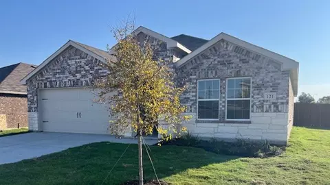 121 Labein Ave, Greenville, TX 75402