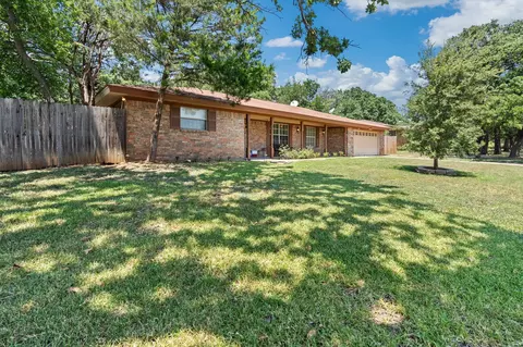 208 Woodlawn Dr, Keene, TX 76059