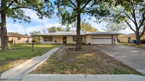 525 E 9th St, Kaufman, TX 75142