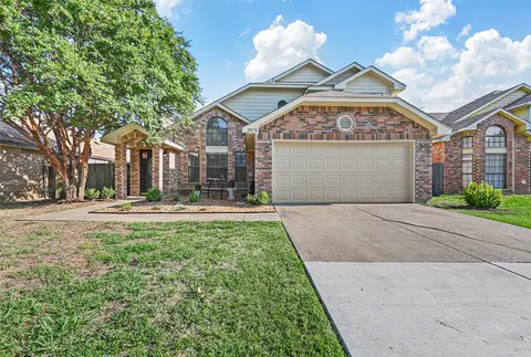 2870 Fenwick St, Grand Prairie, TX 75052