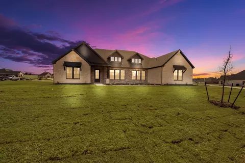 1020 Julian Dr, Van Alstyne, TX 75495
