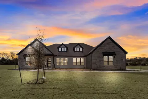 1030 Julian Dr, Van Alstyne, TX 75495