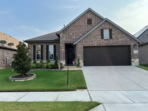 2757 Stadium View Dr, Fort Worth, TX 76118