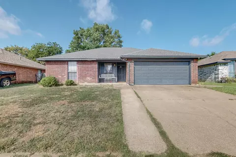 7913 Hunters Glen Dr, Watauga, TX 76148