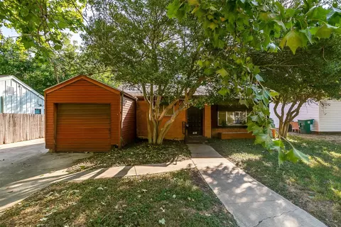 820 Edgefield Rd, Fort Worth, TX 76107